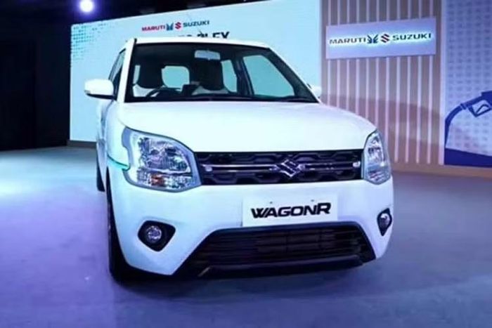 Suzuki WagonR Bioflex 2026 được công bố giá ở mức 7,24 lakh Rupee (tương đương khoảng 173 triệu đồng). Đây là một mức giá cực kỳ cạnh tranh, chỉ bằng một nửa Hyundai Grand i10 tại thị trường Việt Nam và thậm chí rẻ gần bằng mẫu xe tay ga hạng sang Honda SH 350i.