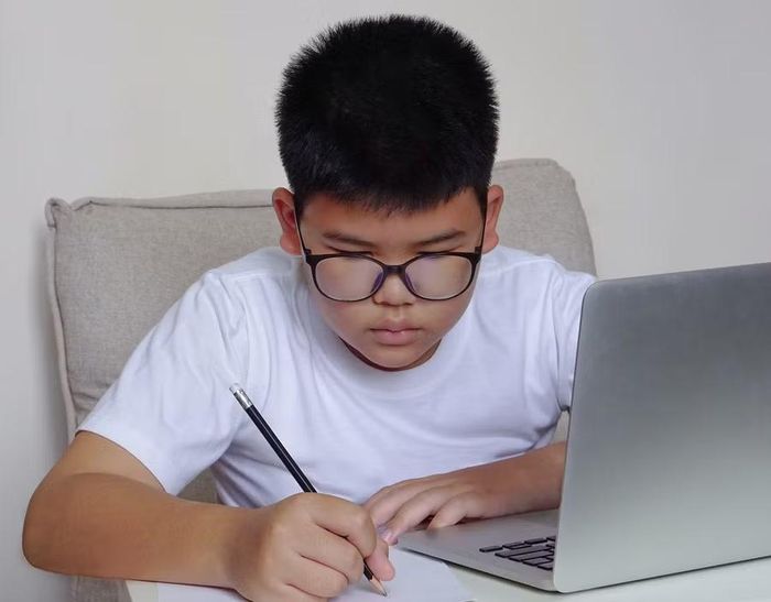 Khi không bị áp lực thành tích đè nặng, trẻ dễ cởi mở hơn với trải nghiệm mới.