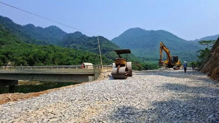 Cầu bê tông bắc qua sông Lò dẫn vào khu tái định cư bản Muỗng.