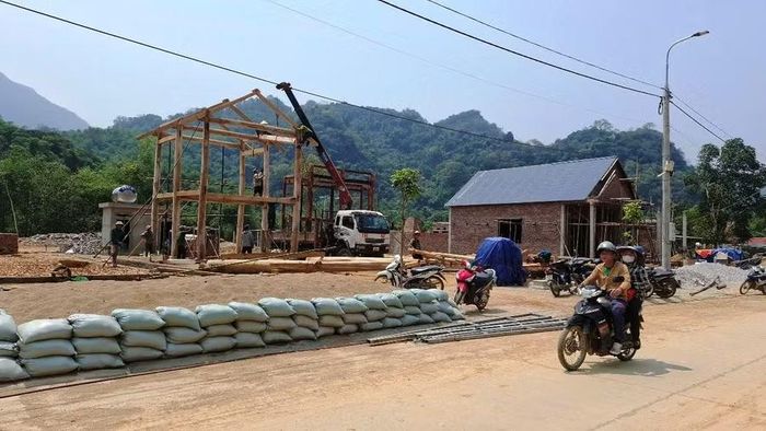 Người dân đang dựng nhà sàn ở khu tái định cư bản Muỗng.