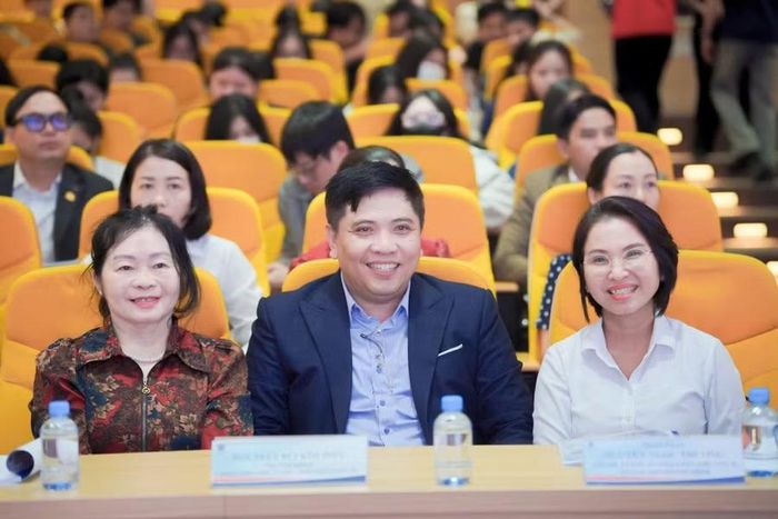 PGS.TS.LS Bùi Kim Hiếu - Trưởng Khoa Khoa học Xã hội và Ngôn ngữ Quốc tế, Trường Đại học Gia Định tại hội thảo.