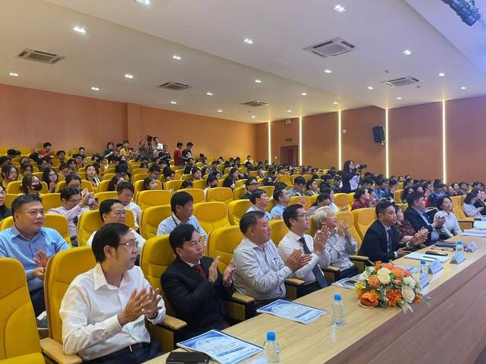 Hội thảo có sự tham gia của đông đảo chuyên gia, giảng viên, sinh viên. Ảnh: Hà An.