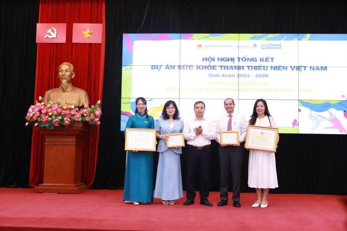 Vụ trưởng Vụ Học sinh, sinh viên trao Bằng khen của Bộ trưởng Bộ GD&ĐT và Kỷ niệm chương Vì sự nghiệp Giáo dục cho các tập thể/cá nhân.