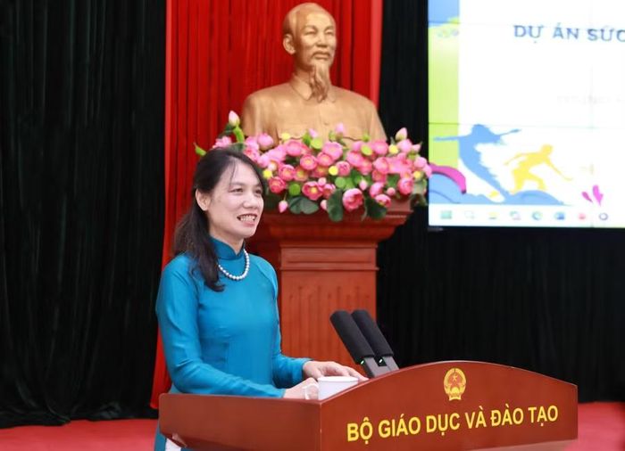 Bà Lê Quỳnh Lan trao đổi ý kiến tại buổi lễ.