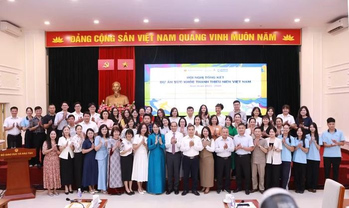 Các đại biểu chụp ảnh lưu niệm.