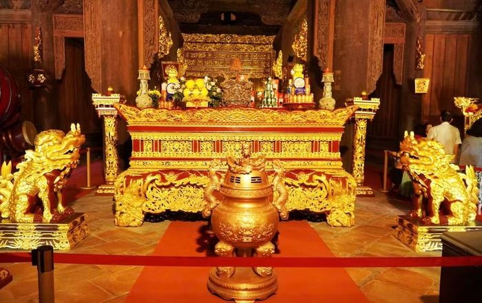 Khu thờ ở chính điện Lam Kinh được dát vàng.