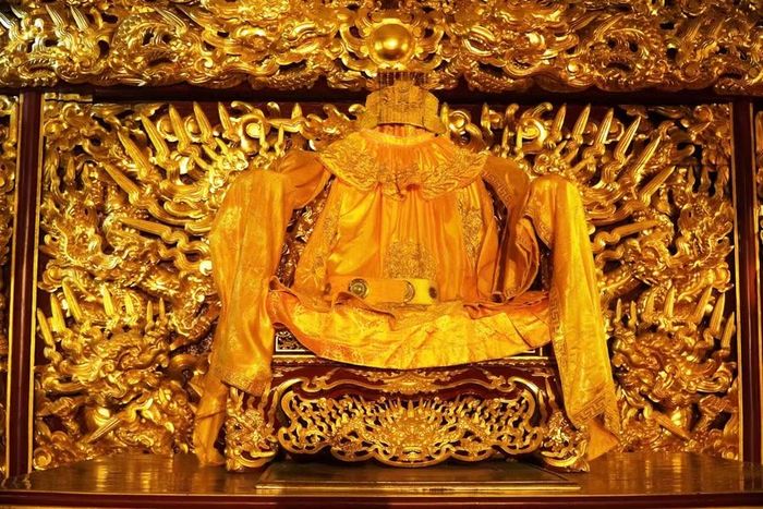 Ngai vua được dát vàng.