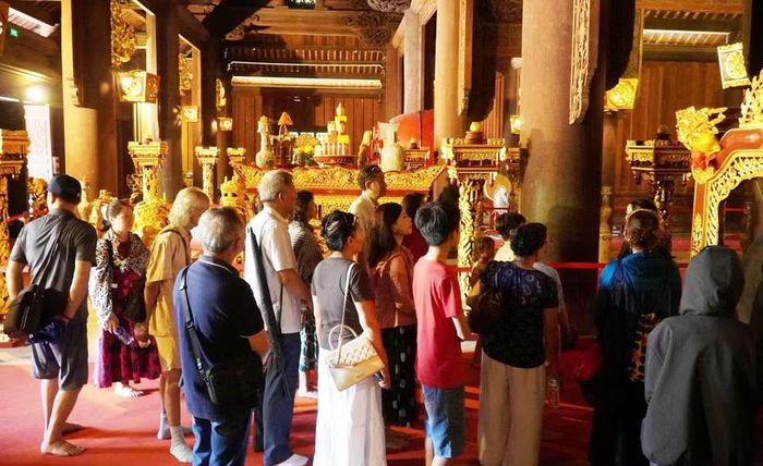 Mỗi ngày, Khu di tích quốc gia đặc biệt Lam Kinh đón trung bình hơn 2.000 lượt khách đến tham quan.