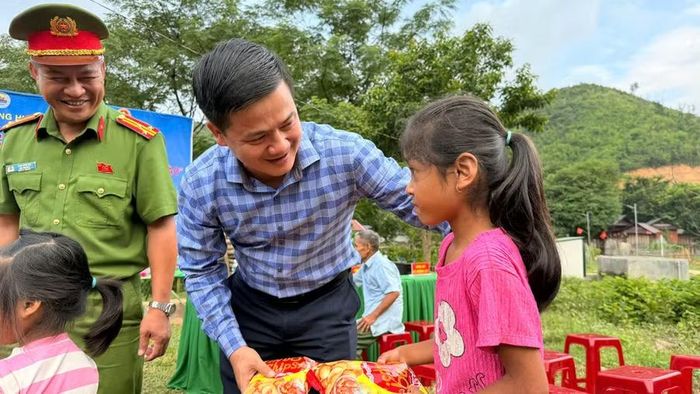 Lãnh đạo xã Hướng Lập tặng quà cho các cháu học sinh.