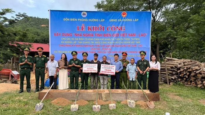 Hai hộ dân có hoàn cảnh khó khăn ở xã Hướng Lập được hỗ trợ xây dựng nhà ở.