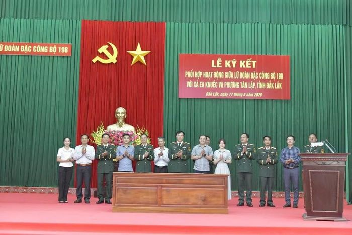 Lữ đoàn Đặc công Bộ 198 kết nghĩa với phường Tân Lập. (Ảnh: TT)