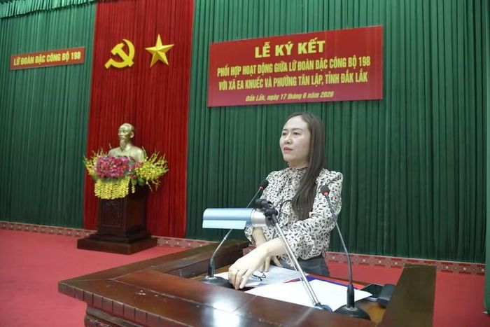 Bà Ngô Thị Minh Trinh, Bí thư Đảng ủy, Chủ tịch HĐND xã Ea Knuếc phát biểu. (Ảnh: TT)