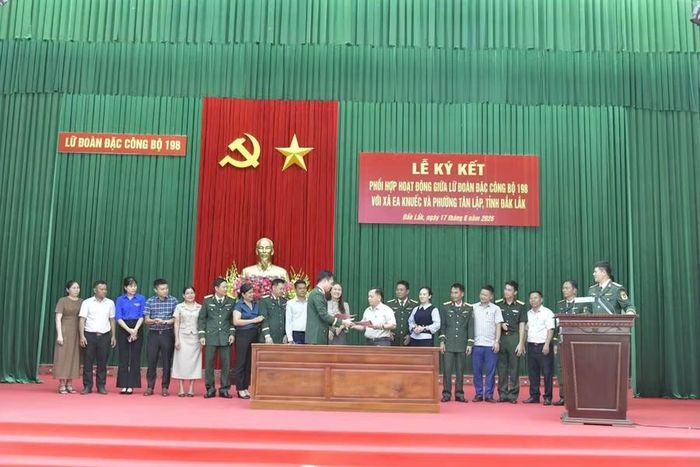 Lễ ký kết giữa Lữ đoàn Đặc công Bộ 198 kết nghĩa với xã Ea Knuếc. (Ảnh: TT)