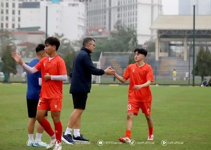 Ngoài ra, Thomas đã từng có cơ hội tập luyện cùng các đội bóng chuyên nghiệp như ADO Den Haag và Feyenoord Rotterdam, cũng như góp mặt trong các đội tuyển trẻ của Liên đoàn Bóng đá Hà Lan (KNVB) từ năm 2018 đến 2023.