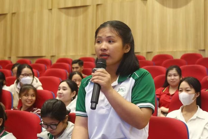 Sinh viên đặt câu hỏi cho Ban tổ chức.