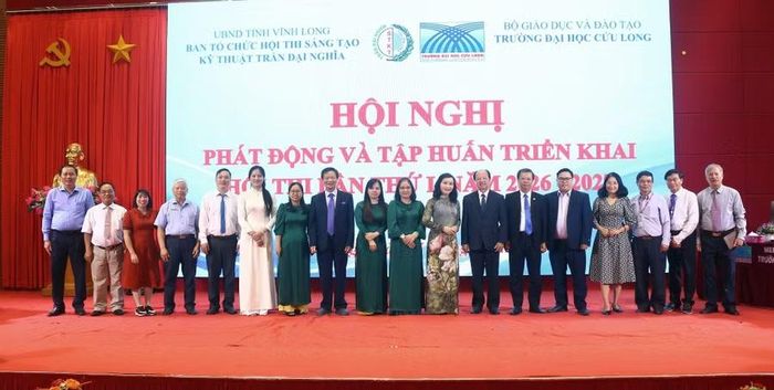 Đại biểu chụp ảnh lưu niệm.
