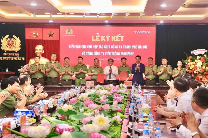 Công an TP Hà Nội và MobiFone ký kết hợp tác toàn diện.