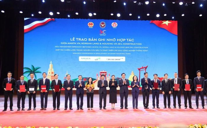 ký kết, trao các văn kiên hợp tác giữa các doanh nghiệp của Thái Lan với các cơ quan, tổ chức, nhà trường của tỉnh Phú Thọ, ngày 17/6. (Ảnh: Thành Long)