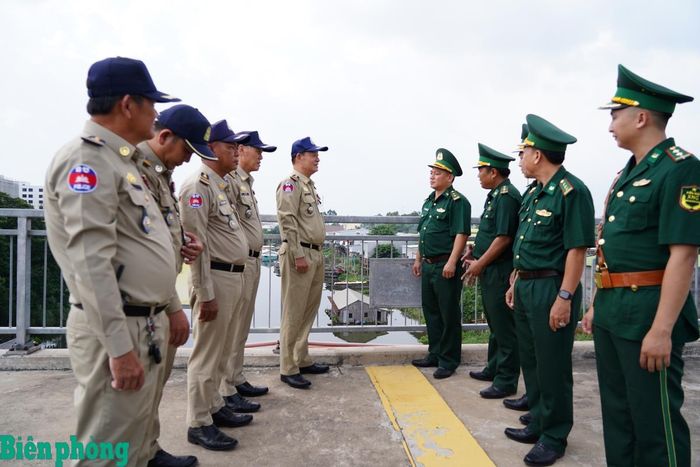 Chỉ huy Đồn Biên phòng cửa khẩu Long Bình trao đổi tình hình biên giới, cửa khẩu với lực lượng quản lý, bảo vệ biên giới Campuchia. Ảnh: Tiến Vinh
