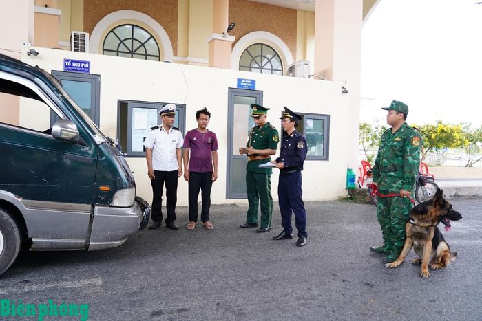 Tổ công tác Trạm Biên phòng cửa khẩu Khánh Bình phối hợp với các lực lượng chức năng làm thủ tục cho phương tiện xuất, nhập khẩu qua cửa khẩu Khánh Bình. Ảnh: Tiến Vinh