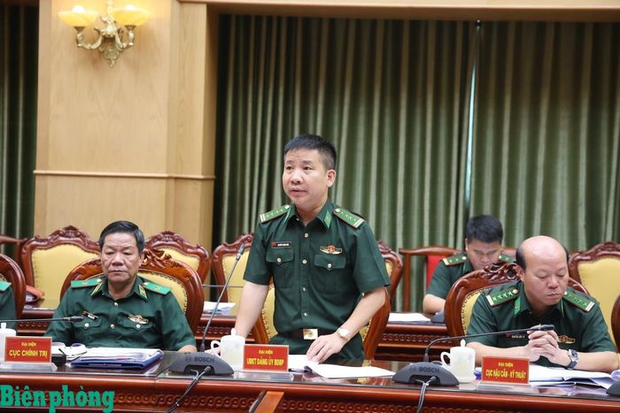 Các đại biểu thảo luận, đóng góp ý kiến vào dự thảo Biên bản thanh tra chuyên đề cơ sở nhà, đất dôi dư sau sắp xếp đối với Bộ đội Biên phòng. Ảnh: Xuân Khoa