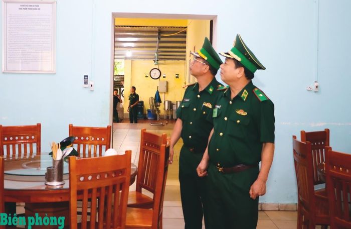 Thiếu tướng Nguyễn Văn Thiện kiểm tra cơ sở vật chất nhà ăn, công tác vệ sinh an toàn thực phẩm của Đồn Biên phòng cửa khẩu quốc tế Thanh Thủy. Ảnh: Thanh Xuân