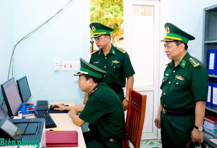Thiếu tướng Nguyễn Văn Thiện kiểm tra hệ thống cơ sở dữ liệu lưu trữ công tác tham mưu hành chính của Đồn Biên phòng cửa khẩu quốc tế Thanh Thủy. Ảnh: Thanh Xuân