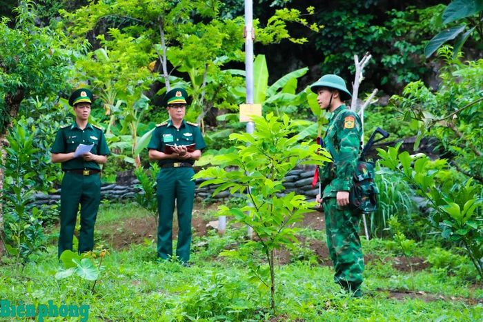 Các thành viên đoàn kiểm tra trực tiếp kiểm tra tại thao trường cán bộ huấn luyện thực hành tổ chức 1 khoa mục huấn luyện chiến thuật. Ảnh: Thanh Xuân
