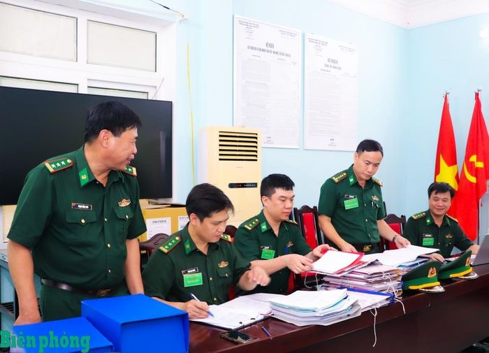 Đoàn kiểm tra tổ chức kiểm tra hồ sơ, sổ sách công tác tham mưu, tác chiến, quản lý, bảo vệ biên giới. Ảnh: Thanh Xuân