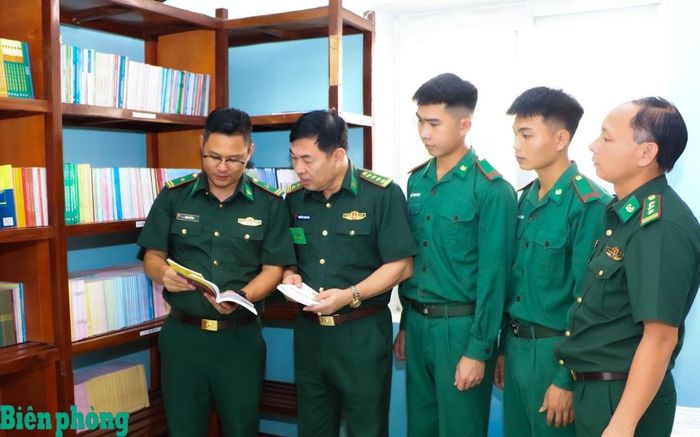Đoàn kiểm tra tổ chức kiểm tra tủ sách pháp luật của Đồn Biên phòng cửa khẩu quốc tế Thanh Thủy. Ảnh: Thanh Xuân