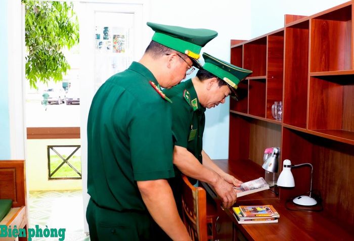 Thiếu tướng Nguyễn Văn Thiện kiểm tra phòng ở của “Con nuôi đồn Biên phòng” tại Đồn Biên phòng cửa khẩu quốc tế Thanh Thủy. Ảnh: Thanh Xuân