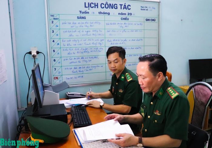 Thành viên đoàn kiểm tra trực tiếp kiểm tra hệ thống hồ sơ, sổ sách công tác trinh sát. Ảnh: Thanh Xuân