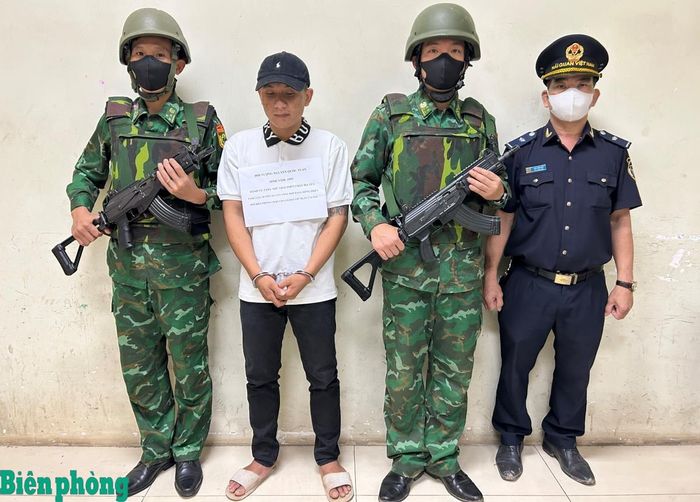 Đối tượng Nguyễn Quốc Tuấn bị bắt về hành vi tàng trữ trái phép chất ma túy. Ảnh: Hoài Nam