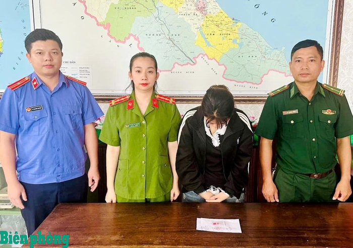 Đối tượng Nguyễn Thị Mỹ Lệ (áo đen) bị lực lượng chức năng bắt giữ. Ảnh: Thanh Giang