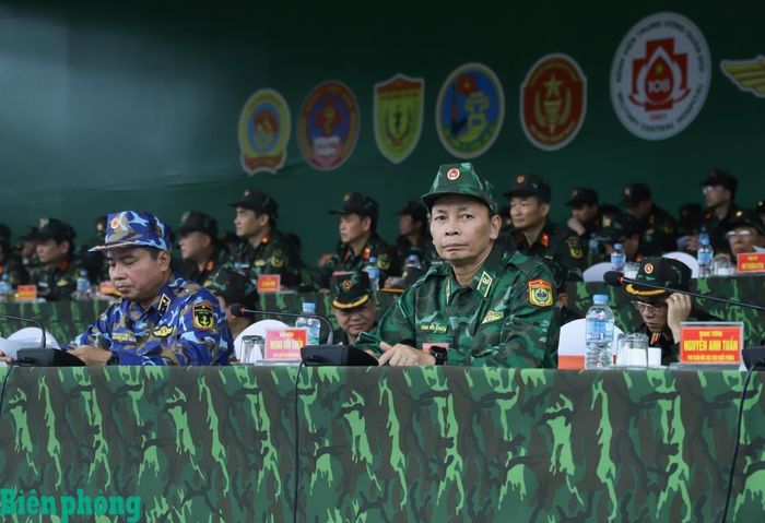 Thiếu tướng Hoàng Hữu Chiến, Phó Tư lệnh, Tham mưu trưởng Bộ đội Biên phòng dự diễn tập. Ảnh: Ngọc Lâm