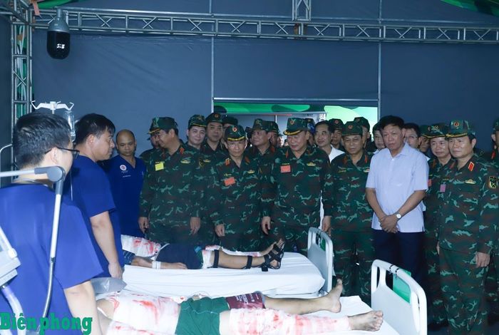 Đại tướng Nguyễn Tân Cương cùng các đại biểu tham quan bệnh viện dã chiến. Ảnh: Ngọc Lâm
