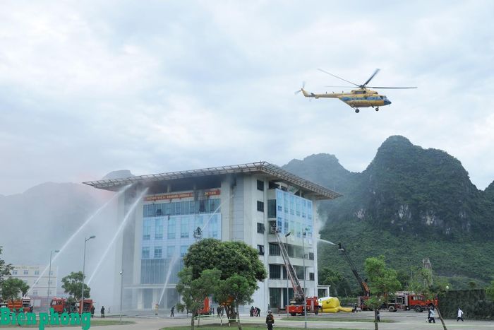 Các lực lượng thực hiện các nội dung diễn tập. Ảnh: Ngọc Lâm