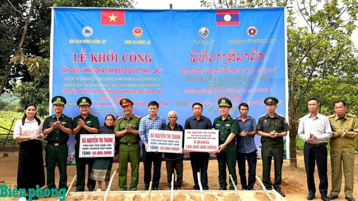Các hộ dân tại Cụm bản La Cồ, huyện Sê Pôn, tỉnh Sa Vẳn Na Khẹt (Lào) nhận biển tượng trưng hỗ trợ xây dựng nhà ở. Ảnh: Phan Vĩnh