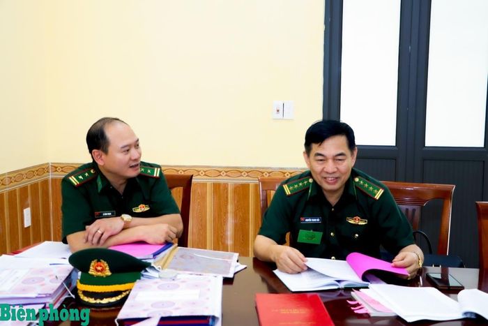 Đại diện đoàn kiểm tra nắm tình hình chính trị, tư tưởng cán bộ, chiến sĩ, đồng thời kiểm tra hệ thống hồ sơ, sổ sách công tác Đảng, công tác chính trị của Đồn Biên phòng Tùng Vài. Ảnh: Thanh Xuân