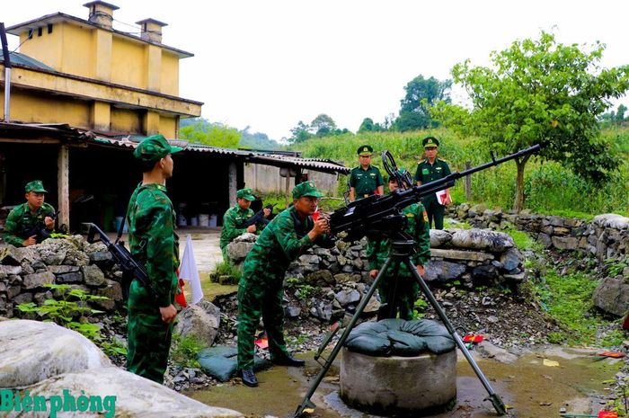 Kiểm tra thao tác thực hành khẩu đội súng máy phòng không 12,7mm. Ảnh: Thanh Xuân