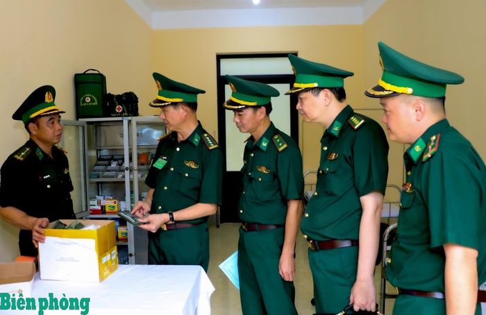 Đoàn kiểm tra tiến hành kiểm tra tủ thuốc và phòng Quân y của Đồn Biên phòng Tùng Vài. Ảnh: Thanh Xuân
