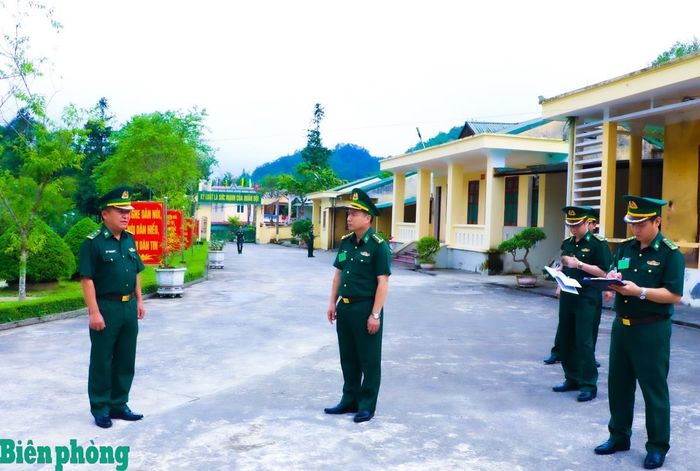 Đại diện đoàn kiểm tra phát tình huống, kiểm tra năng lực xử trí tình huống chiến đấu bảo vệ đồn, biên giới, địa bàn. Ảnh: Thanh Xuân