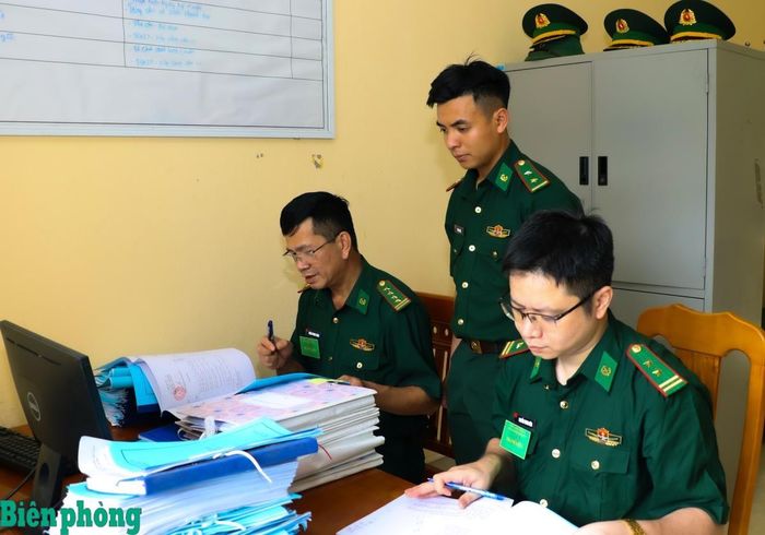 Các thành viên đoàn kiểm tra tiến hành kiểm tra hồ sơ, sổ sách công tác quản lý, bảo vệ biên giới của Đồn Biên phòng Tùng Vài. Ảnh: Thanh Xuân