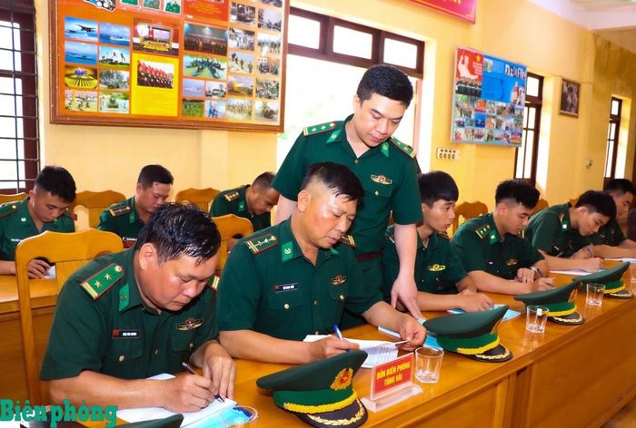 Kiểm tra nhận thức các chuyên ngành đối với cán bộ, chiến sĩ Đồn Biên phòng Tùng Vài. Ảnh: Thanh Xuân
