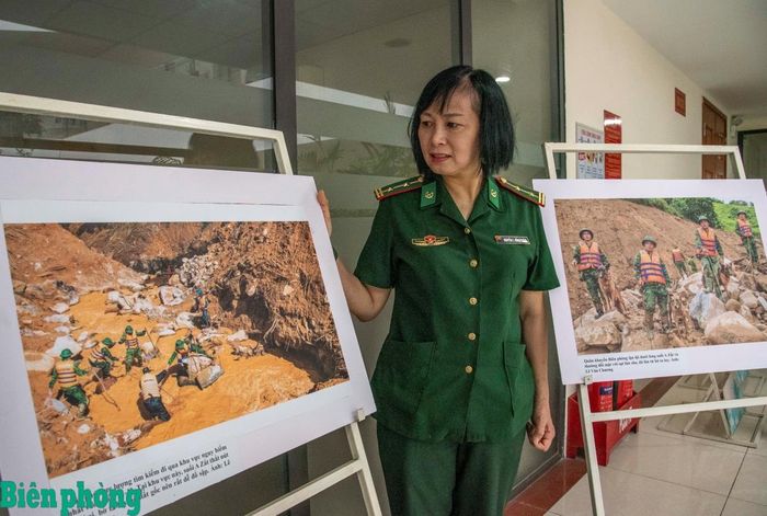 Bảo tàng Biên phòng đặt bộ ảnh vụ tìm kiếm người mất tích tại xã Hùng Sơn trong khuôn viên đơn vị. Đây là tấm ảnh mô tả khoảnh khắc lực lượng tìm kiếm cứu nạn đi qua khu vực nguy hiểm nhất dưới lòng suối A Zắt. Ảnh: Lê Văn Chương