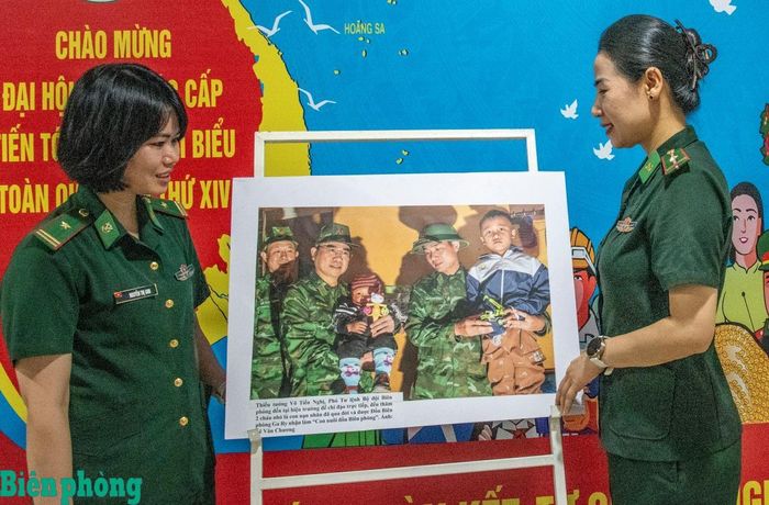 Hình ảnh Thiếu tướng Võ Tiến Nghị, Phó Tư lệnh Bộ đội Biên phòng đến hiện trường thăm hỏi con của nạn nhân mất tích, tặng quà của Đảng ủy, Bộ Tư lệnh Biên phòng cho người dân vùng sạt lở được Ban tổ chức đánh giá là hình ảnh tạo điểm nhấn cho bộ ảnh. Ảnh: Lê Văn Chương