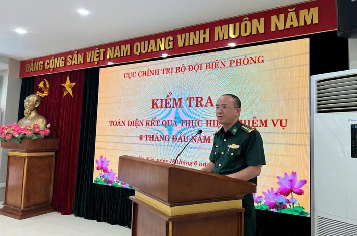 Đại tá Trần Thanh Cảnh, Chính trị viên Đoàn Văn công Bộ đội Biên phòng báo cáo tại buổi kiểm tra. Ảnh: Xuân Duy