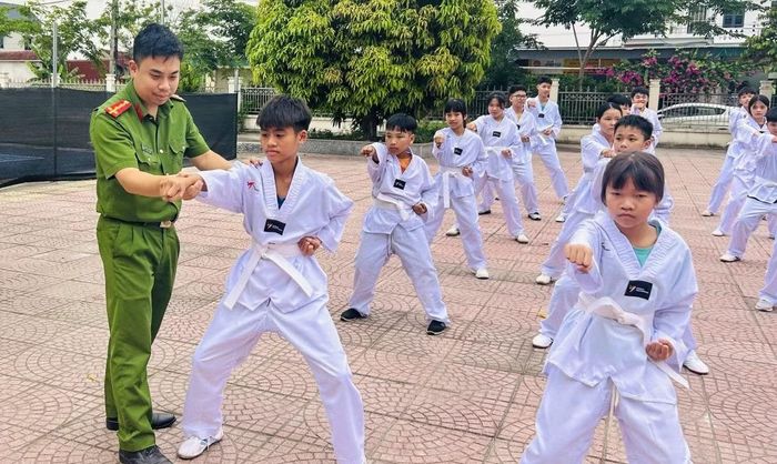 Các em học sinh hào hứng tham gia các buổi tập Taekwondo dưới sự hướng dẫn của huấn luyện viên và cán bộ Công an xã An Nông.