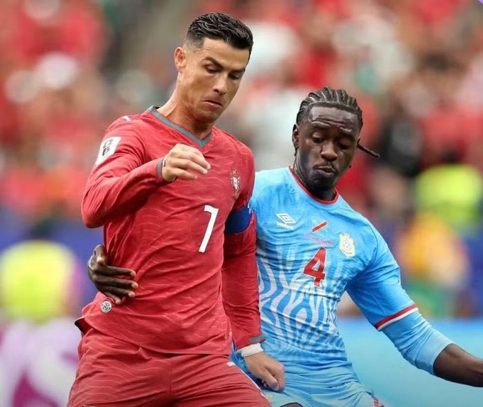 Ronaldo cả trận chạm bóng đúng 25 lần