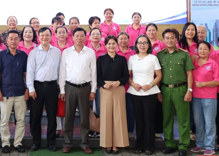 Thượng tá Trần Ngọc Đoàn cùng lãnh đạo phường và cán bộ, hội viên các khu phố tại buổi lễ ra mắt các tổ tự quản về phòng, chống ma túy. Ảnh: Ngô Tùng